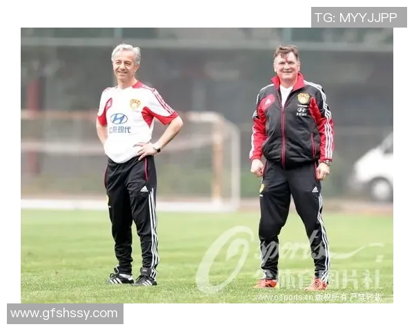 足球明星化身无知老人挑战街头路人引发搞笑反应与温情瞬间