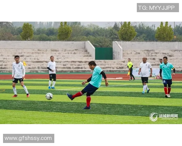 足球明星化妆成大爷挑战形象引发热议网友纷纷点赞与调侃齐聚一堂