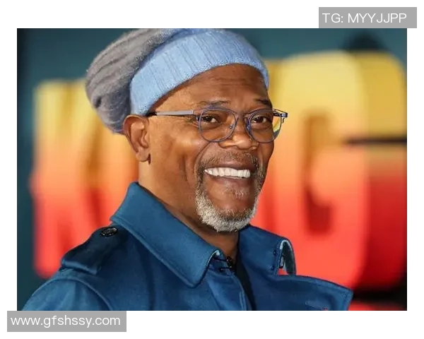 足球明星化身老头搞笑视频引发网友热议笑声不断