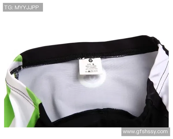 足球明星双肩包带你领略运动时尚与个性魅力的完美结合