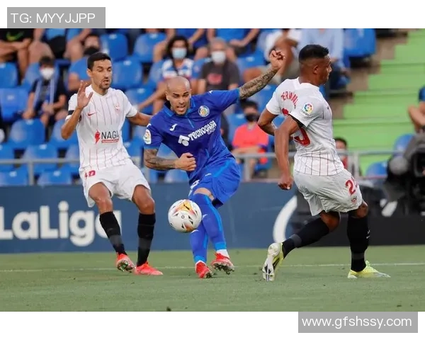 模拟足球球员的真实表现与战术分析探讨如何提升游戏体验与竞技水平 模拟足球球员的真实表现与战术分析探讨如何提升游戏体验与竞技水平