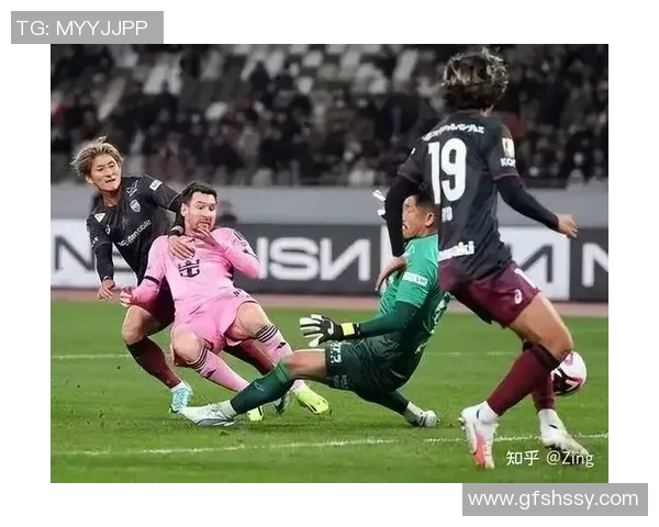 足球明星在幕后打牌的秘密生活与竞技场上的光辉对比 足球明星在幕后打牌的秘密生活与竞技场上的光辉对比