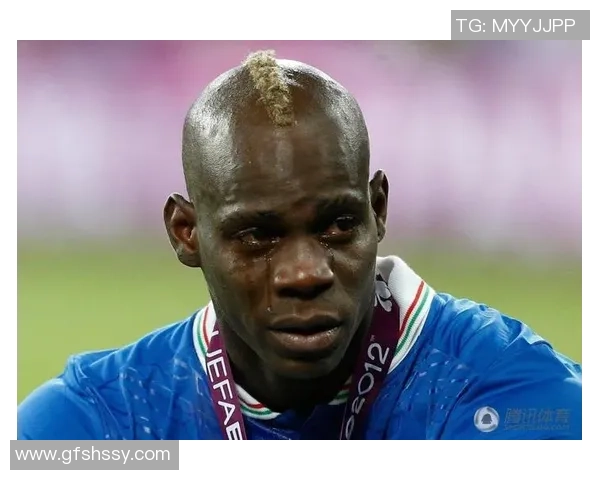 足球明星在比赛中被热情球迷感动泪洒赛场展现真情瞬间