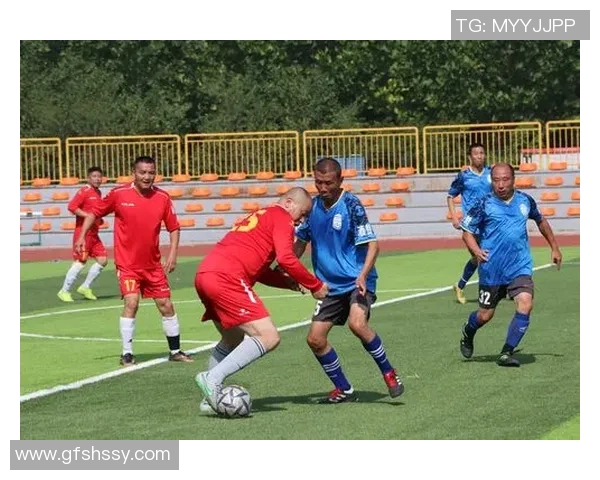 足球明星夜游酒吧挥洒汗水尽显球技与魅力的精彩瞬间