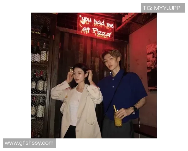 足球明星情侣照头像展现甜蜜爱情与运动激情的完美结合 足球明星情侣照头像展现甜蜜爱情与运动激情的完美结合