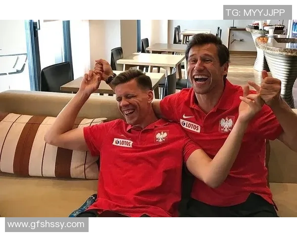 足球明星扔刀瞬间精彩合集展现运动员的另类风采与幽默感