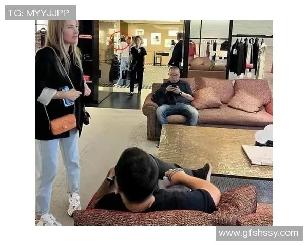 足球明星意外捡起手机引发热议网友纷纷猜测背后故事