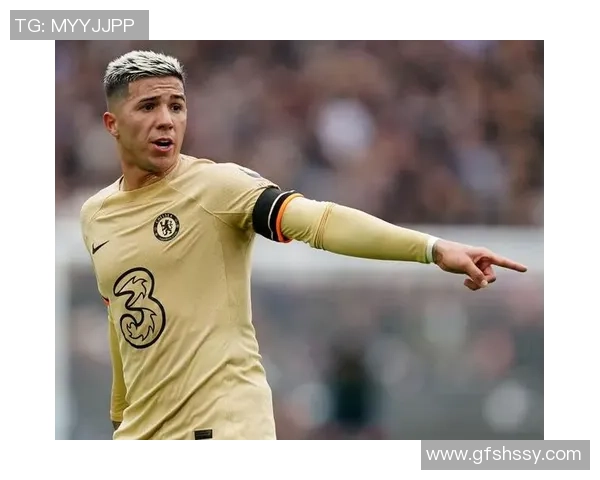 足球明星恩佐精彩瞬间挂图展示他的辉煌成就与球场魅力