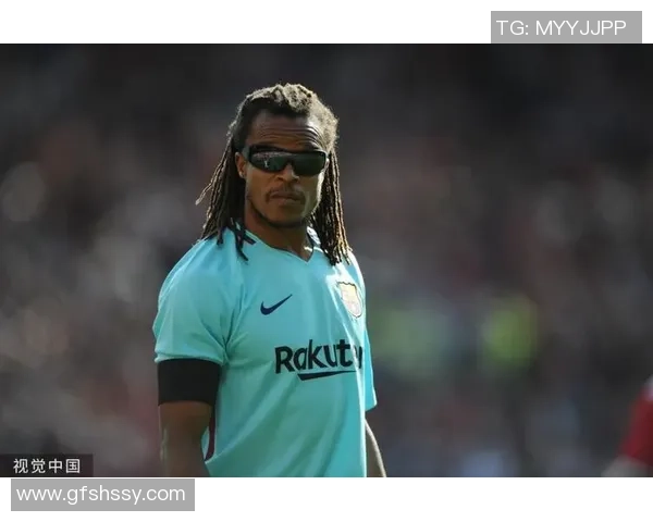 足球明星戴维斯在关键比赛中巧妙躲过红牌展现高超球技与冷静应对能力