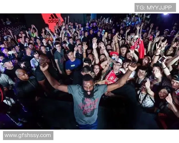 足球明星摩托在上海激情四溢引发球迷热潮与城市狂欢盛宴