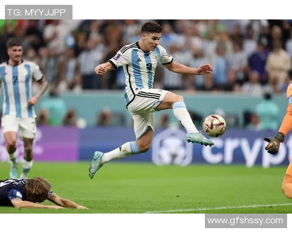 足球明星时尚穿搭解析探秘他们的LV潮流风格与搭配技巧