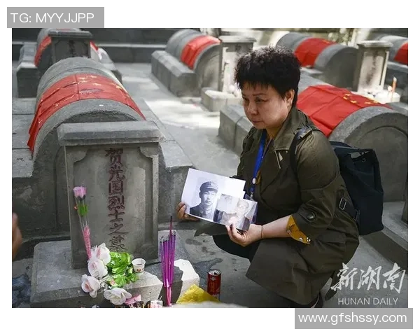 足球明星深情缅怀已故家人珍贵照片记录温馨回忆与感人瞬间