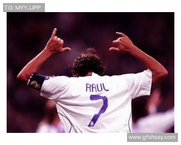 足球明星男士背影魅力展现细腻瞬间引发无限遐想与热爱 足球明星男士背影魅力展现细腻瞬间引发无限遐想与热爱