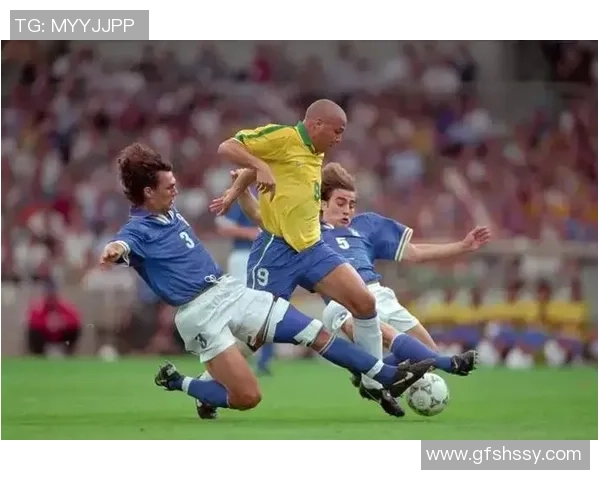 足球明星的巅峰技艺展现与精彩瞬间回顾 足球明星的巅峰技艺展现与精彩瞬间回顾