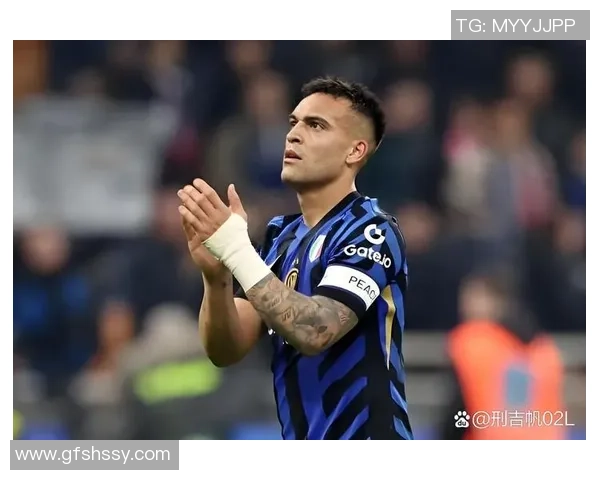 足球明星的踢球绝技揭秘：如何在赛场上展现惊人技巧与风采