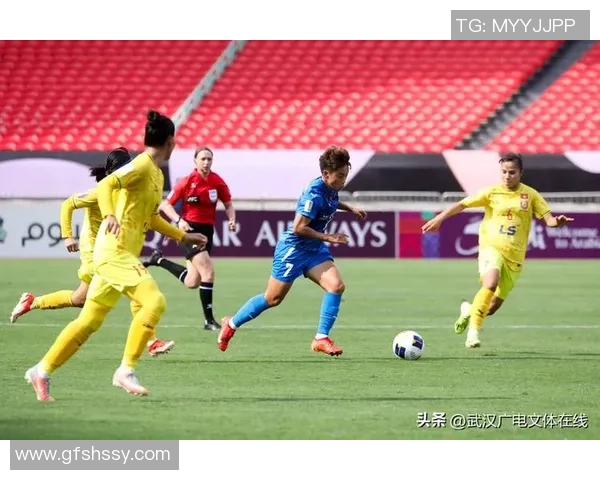 足球明星瞬间定格在镜头之中展现精彩瞬间与激情四溢的赛场魅力