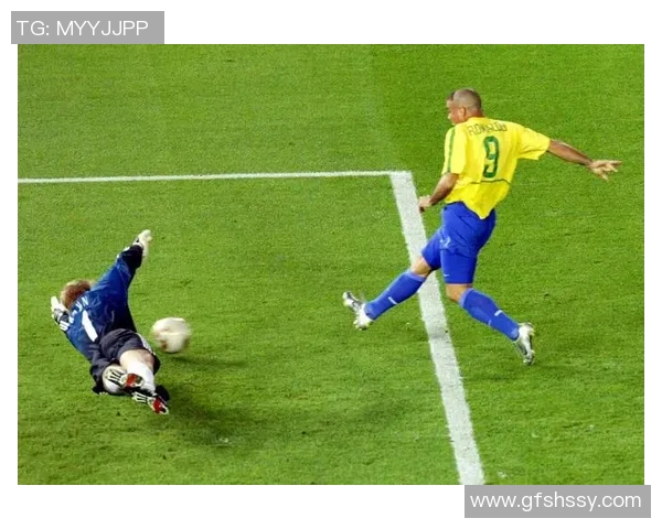 足球明星罗纳尔多精彩颠球表演引发球迷热议与赞叹 足球明星罗纳尔多精彩颠球表演引发球迷热议与赞叹